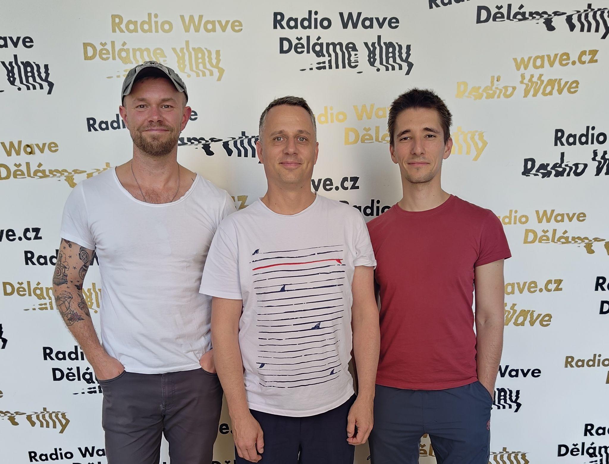 Členové spolku v Českém rozhlase před bannerem Radia Wave