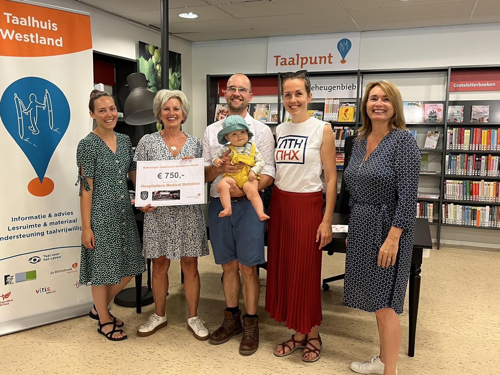 Overhandiging van een cheque van € 750,- bij Taalhuis Westland.